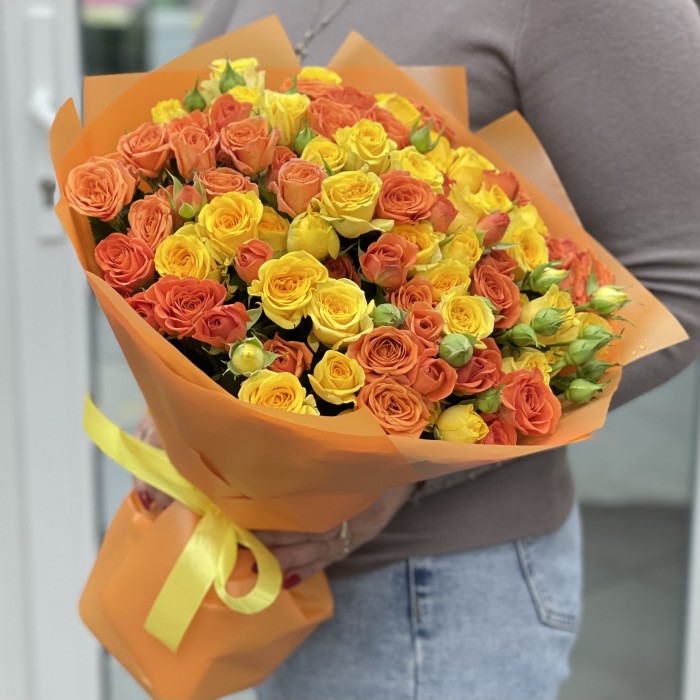 25 солнечных кустовых роз