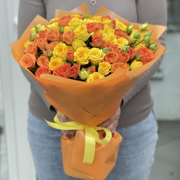 25 солнечных кустовых роз