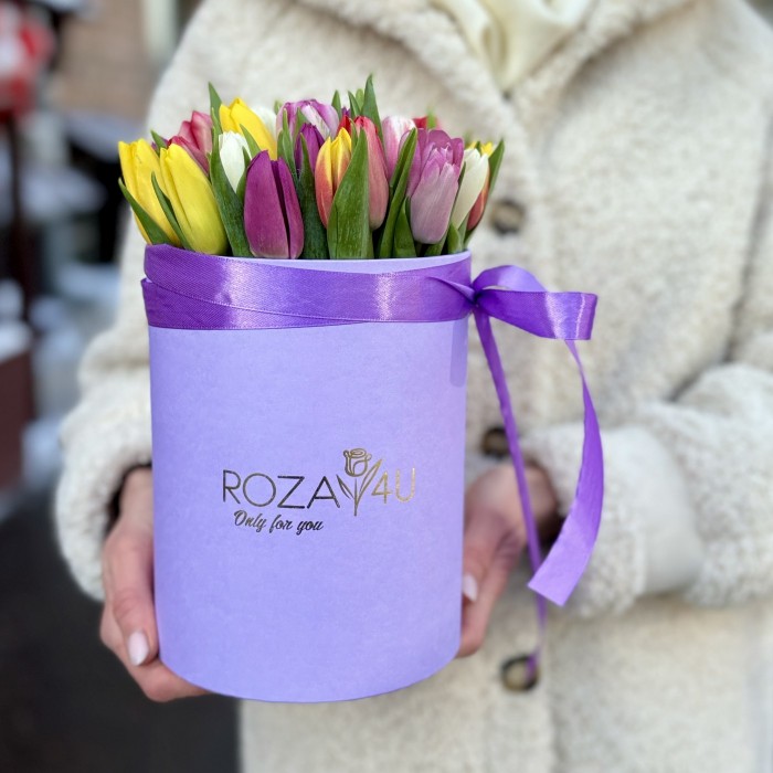 Микс тюльпанов в лиловой коробке