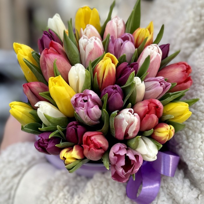 Микс тюльпанов в лиловой коробке