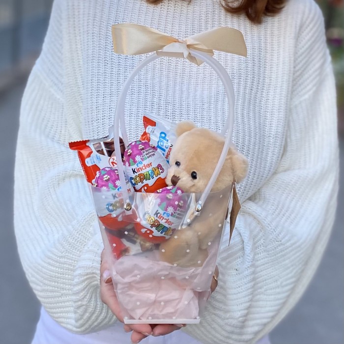 Композиция с конфетами и мишкой в сумочке