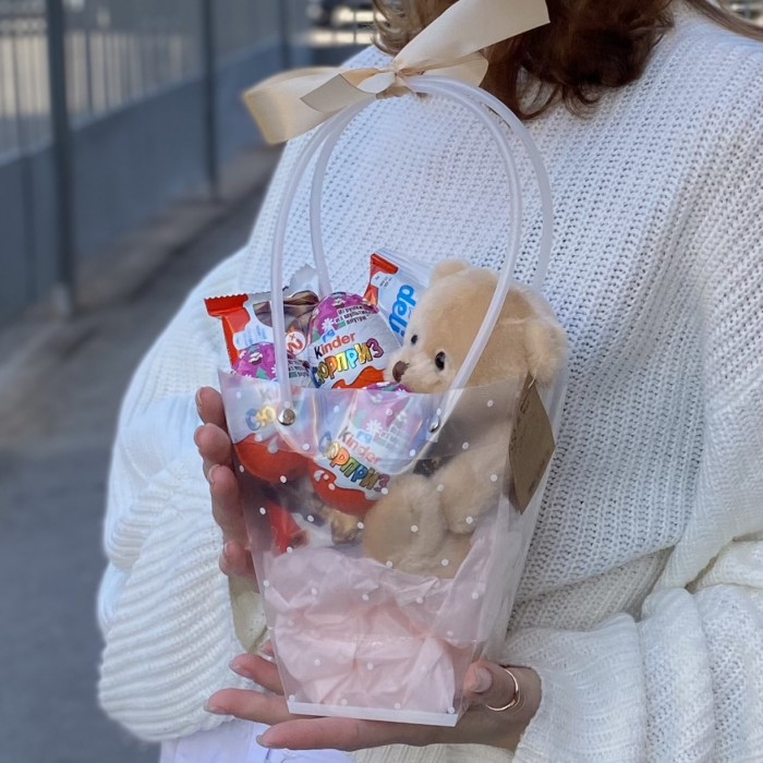 Композиция с конфетами и мишкой в сумочке