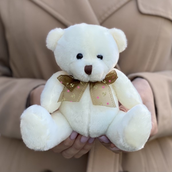 Мишка с коричневым бантом