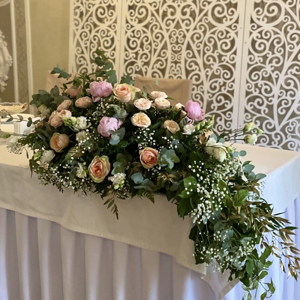 Настольная композиция с пионами и эустомой