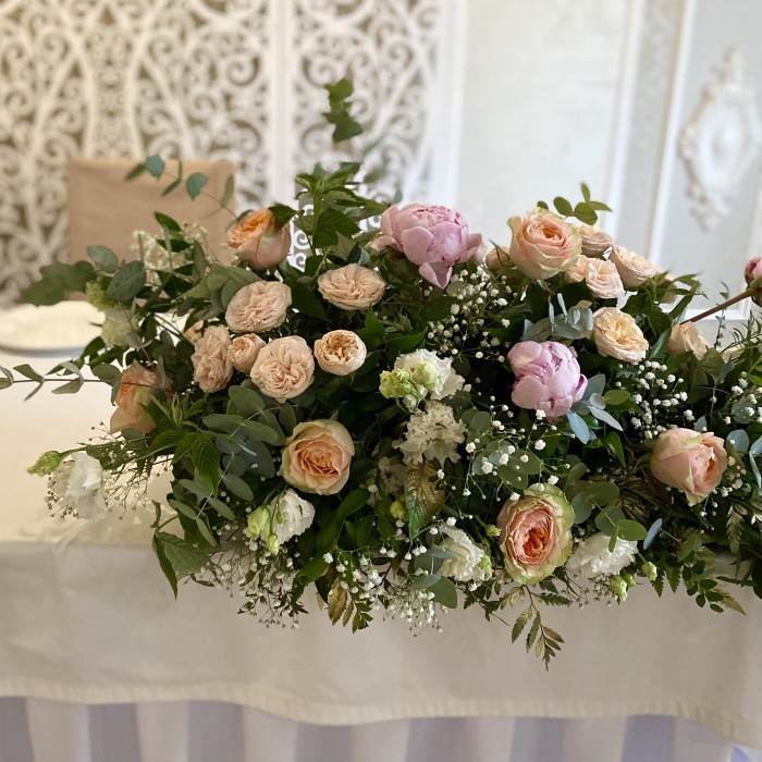 Настольная композиция с пионами и эустомой