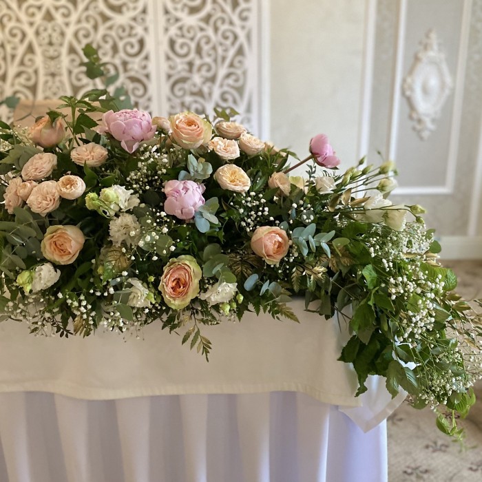 Настольная композиция с пионами и эустомой