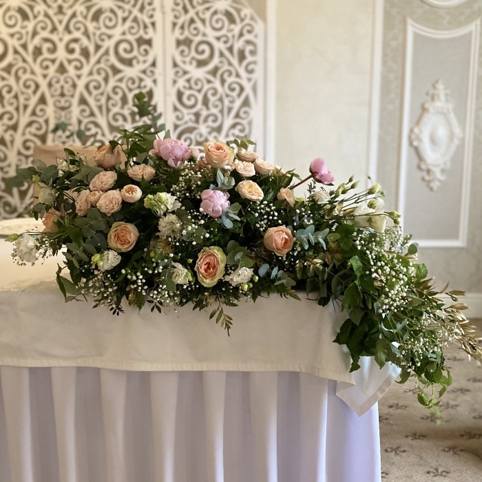 Настольная композиция с пионами и эустомой