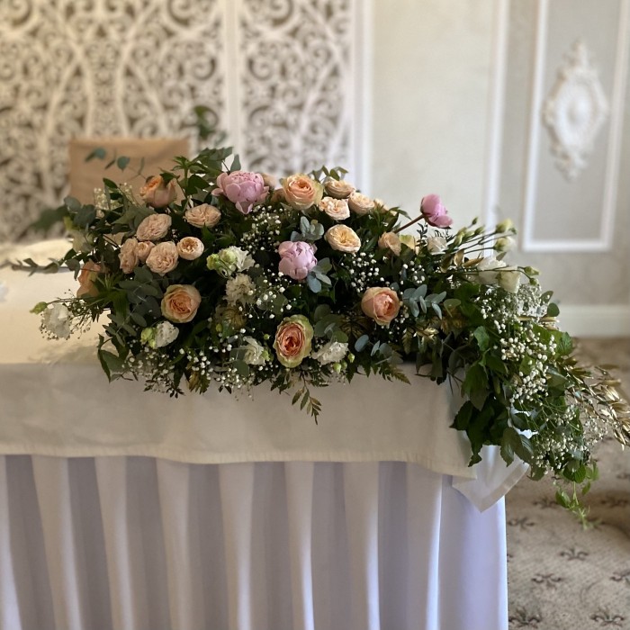 Настольная композиция с пионами и эустомой