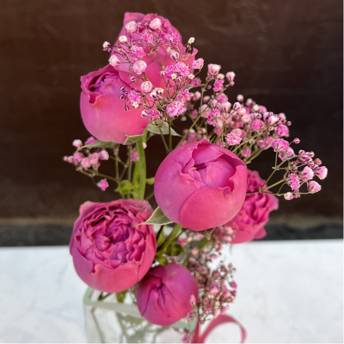 Настольная композиция в квадратной вазе Мисти Баблс