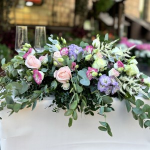 Настольная композиция на президиум Лав Стори с розами и эустомой