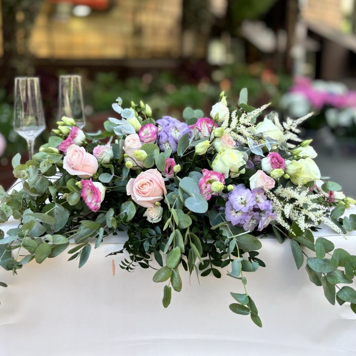 Настольная композиция на президиум Лав Стори с розами и эустомой