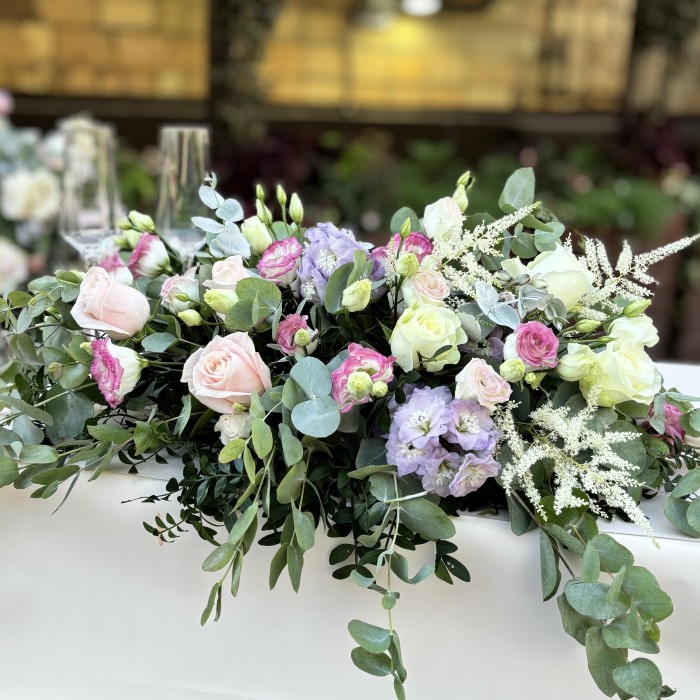 Настольная композиция на президиум Лав Стори с розами и эустомой