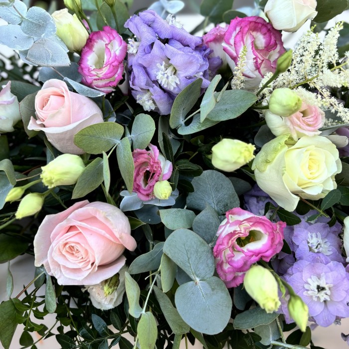 Настольная композиция на президиум Лав Стори с розами и эустомой