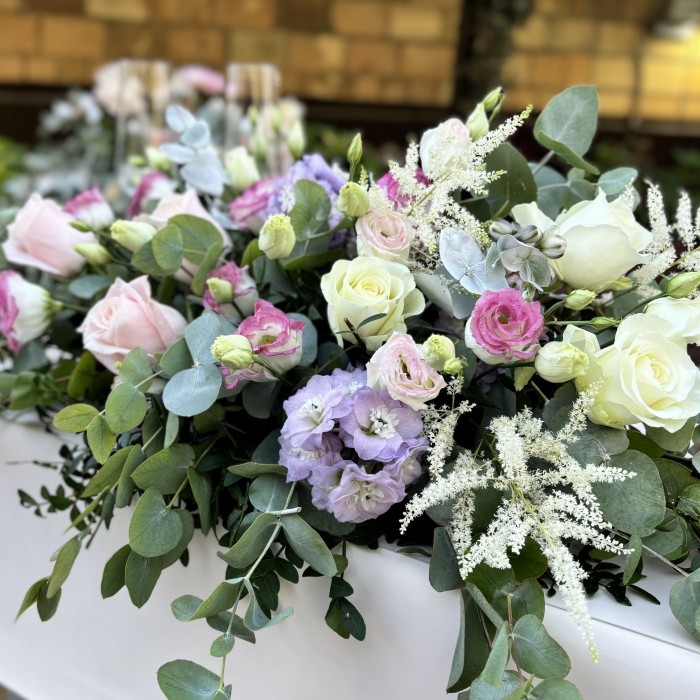 Настольная композиция на президиум Лав Стори с розами и эустомой