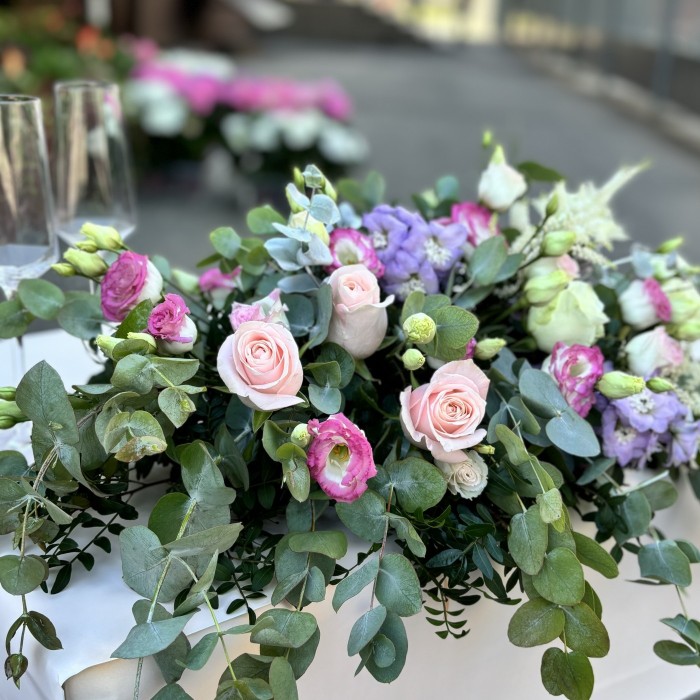 Настольная композиция на президиум Лав Стори с розами и эустомой