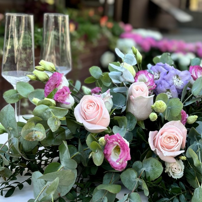 Настольная композиция на президиум Лав Стори с розами и эустомой