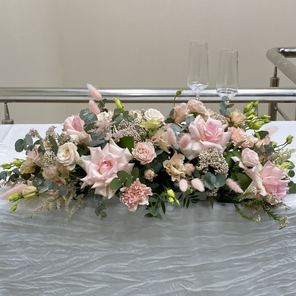 Настольная композиция на президиум Мон Амур с розами и эустомами