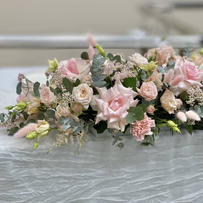 Настольная композиция на президиум Мон Амур с розами и эустомами