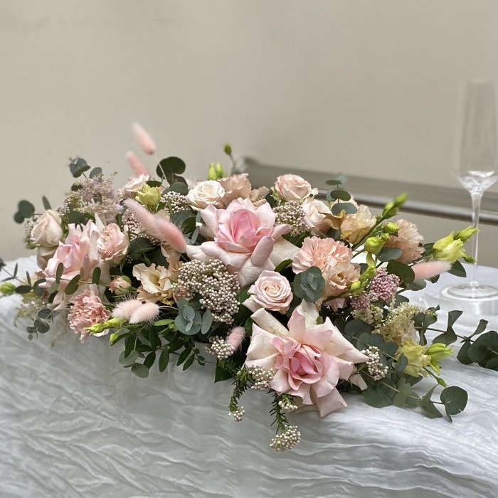 Настольная композиция на президиум Мон Амур с розами и эустомами