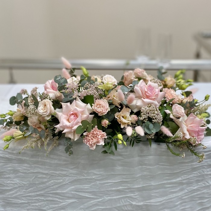 Настольная композиция на президиум Мон Амур с розами и эустомами