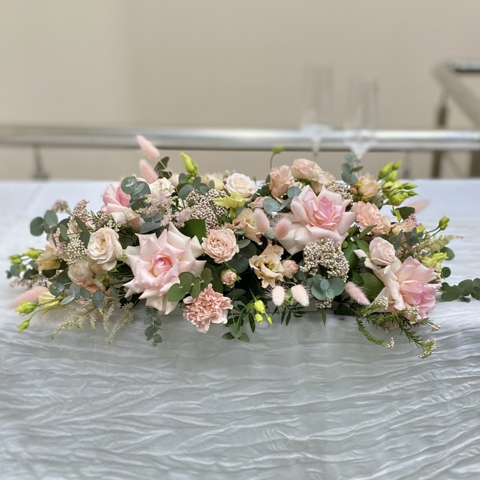 Настольная композиция на президиум Мон Амур с розами и эустомами