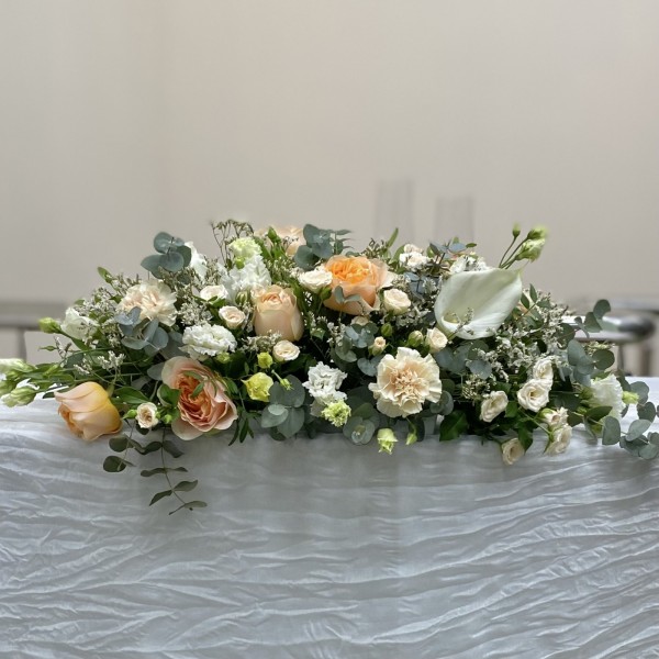 Настольная композиция на президиум Сливочный десерт с розами