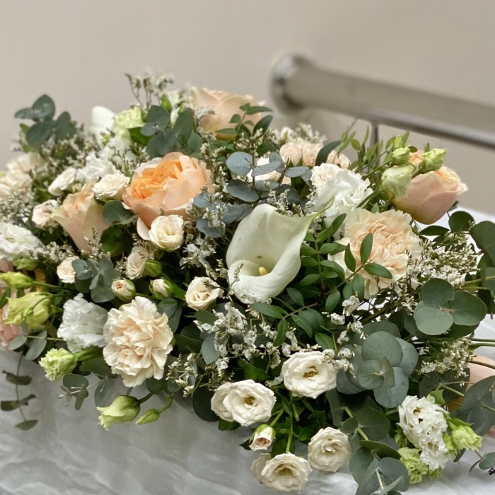 Настольная композиция на президиум Сливочный десерт с розами