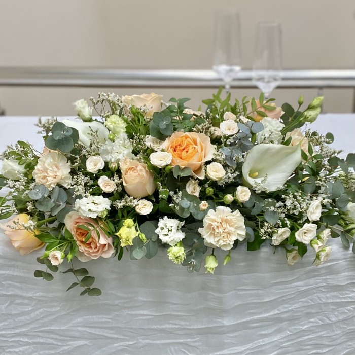 Настольная композиция на президиум Сливочный десерт с розами