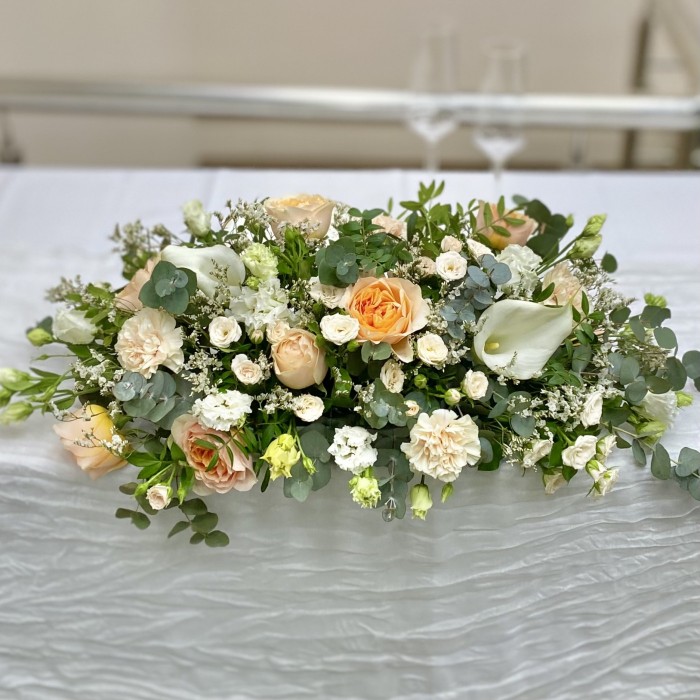 Настольная композиция на президиум Сливочный десерт с розами