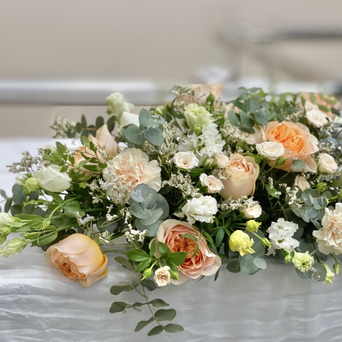 Настольная композиция на президиум Сливочный десерт с розами