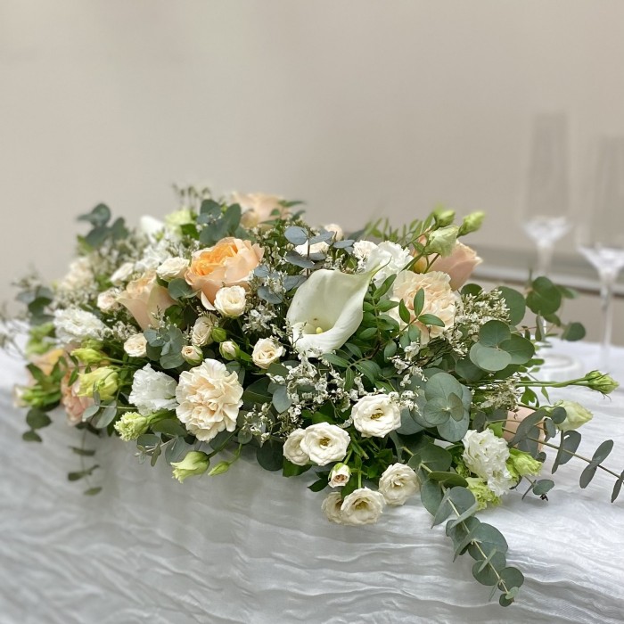 Настольная композиция на президиум Сливочный десерт с розами