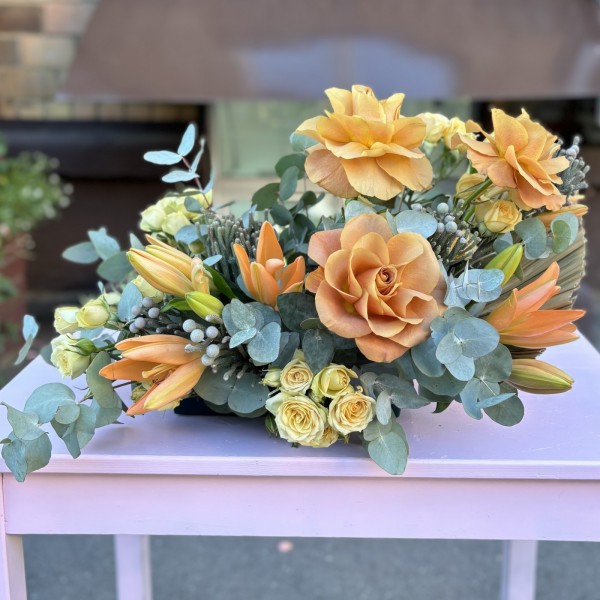 Настольная композиция на президиум с лилиями и кустовой розой