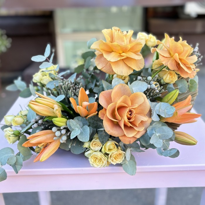 Настольная композиция на президиум с лилиями и кустовой розой