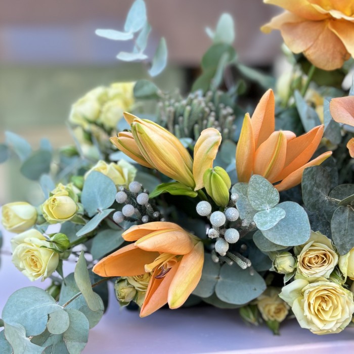 Настольная композиция на президиум с лилиями и кустовой розой