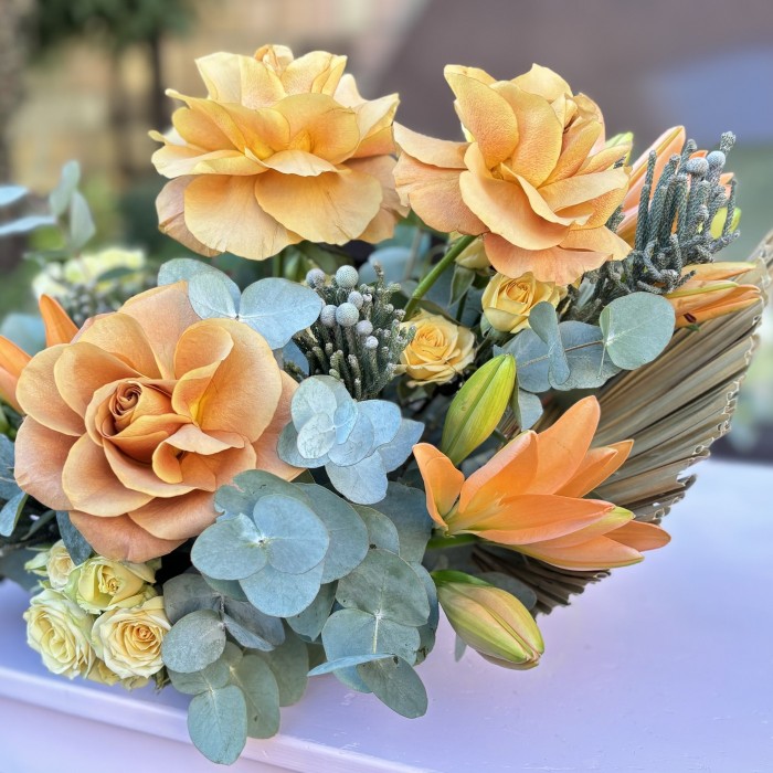 Настольная композиция на президиум с лилиями и кустовой розой