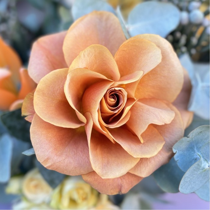 Настольная композиция на президиум с лилиями и кустовой розой