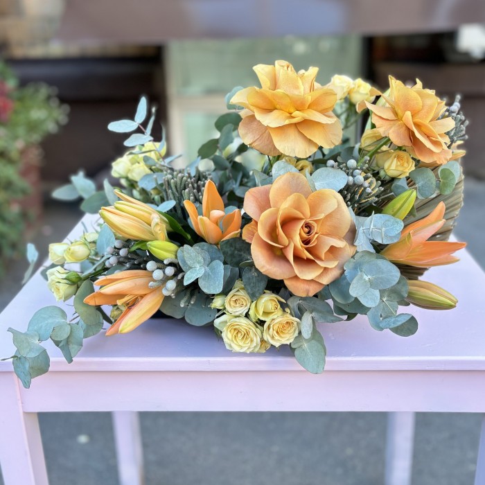 Настольная композиция на президиум с лилиями и кустовой розой