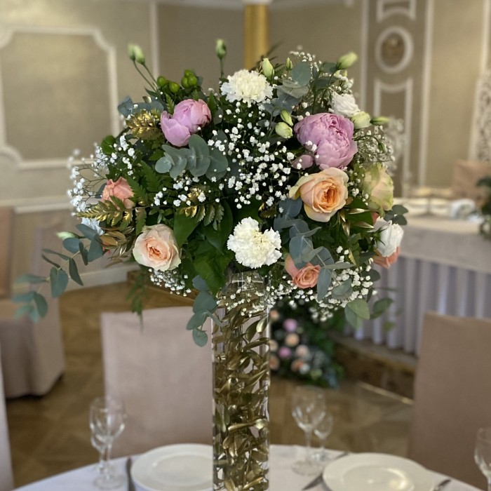 Настольная композиция с пионами и эустомой в вазе