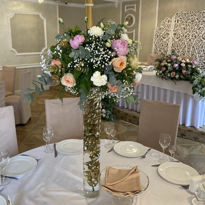 Настольная композиция с пионами и эустомой в вазе