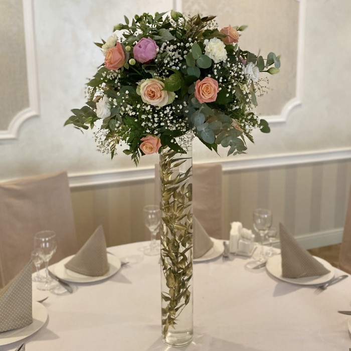 Настольная композиция с пионами и эустомой в вазе