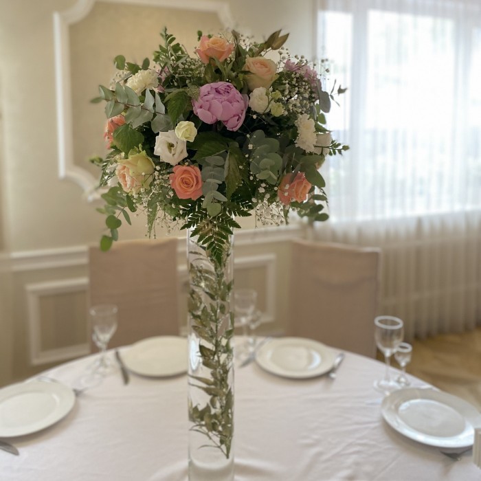 Настольная композиция с пионами и эустомой в вазе