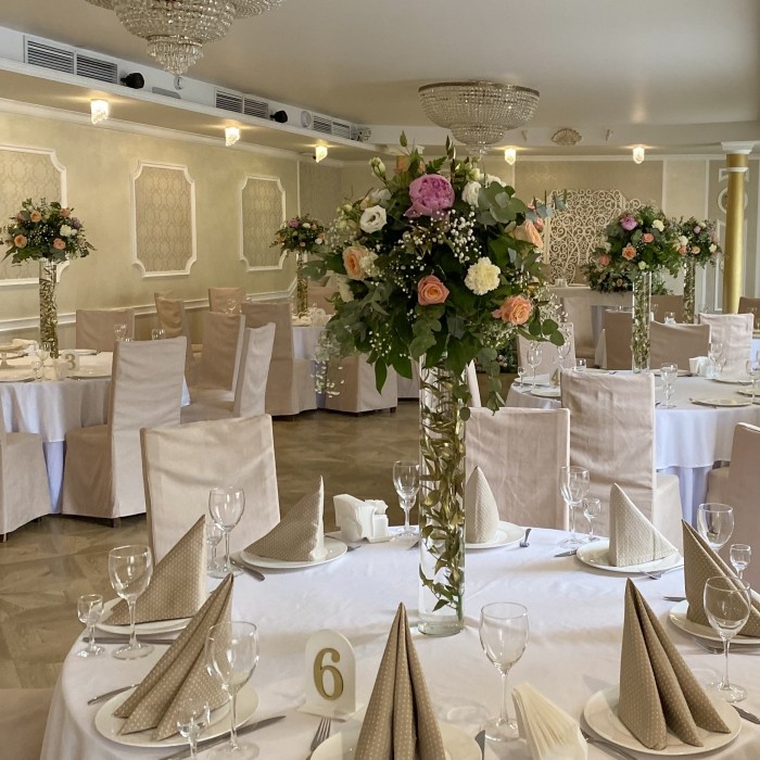 Настольная композиция с пионами и эустомой в вазе