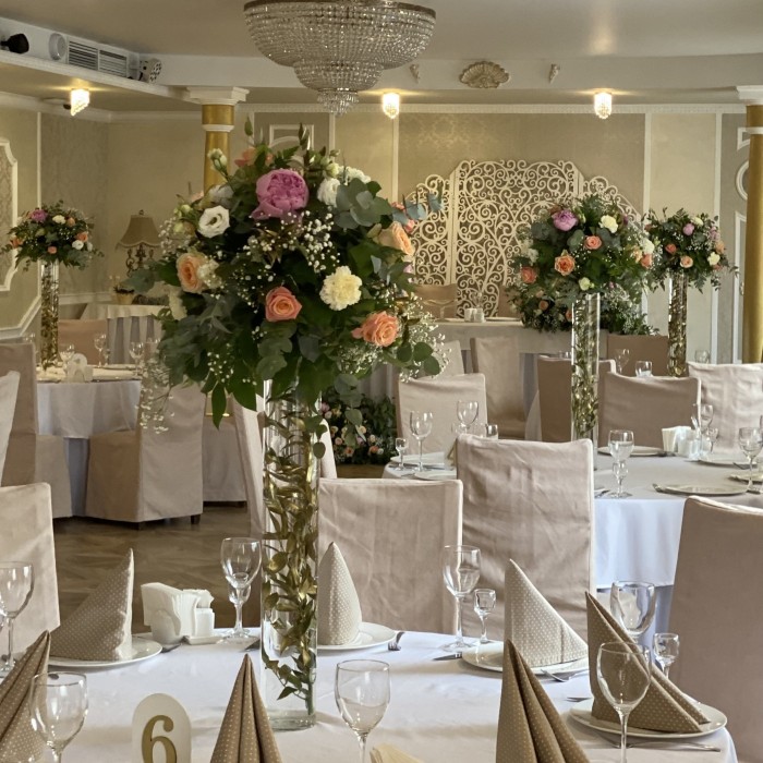 Настольная композиция с пионами и эустомой в вазе