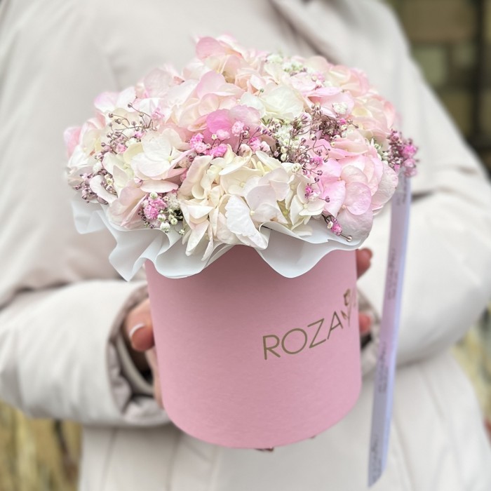 Нежная гипсофила с гортензией в коробке