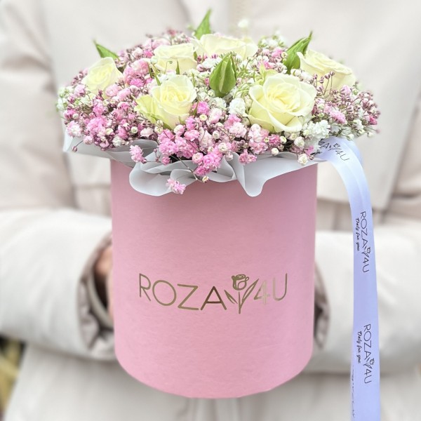 Нежная гипсофила с кустовой розой в коробке