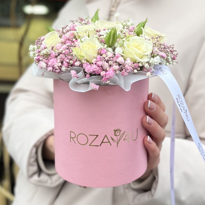 Нежная гипсофила с кустовой розой в коробке