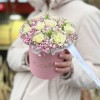 Нежная гипсофила с кустовой розой в коробке