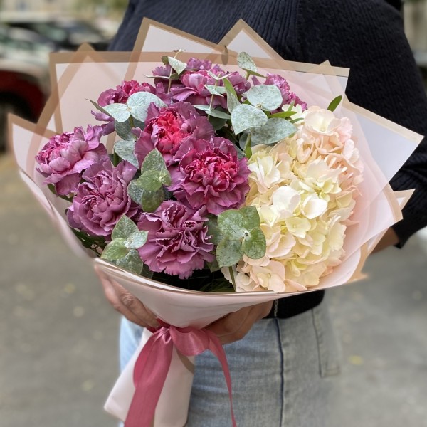 Нежная гортензия с гвоздикой