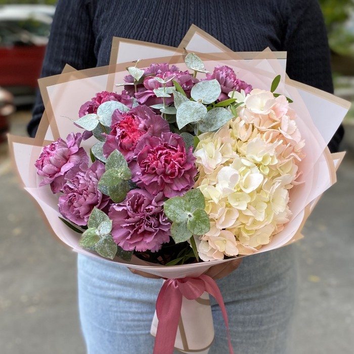 Нежная гортензия с гвоздикой