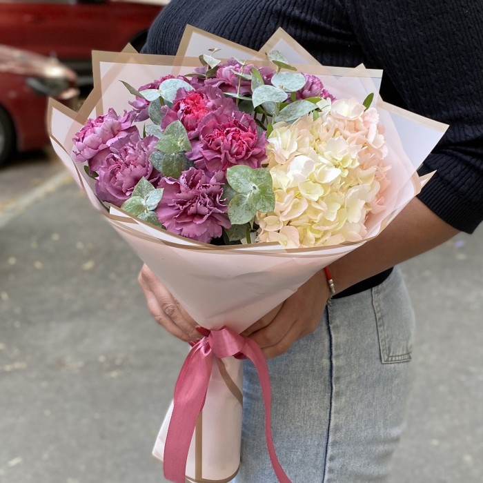 Нежная гортензия с гвоздикой